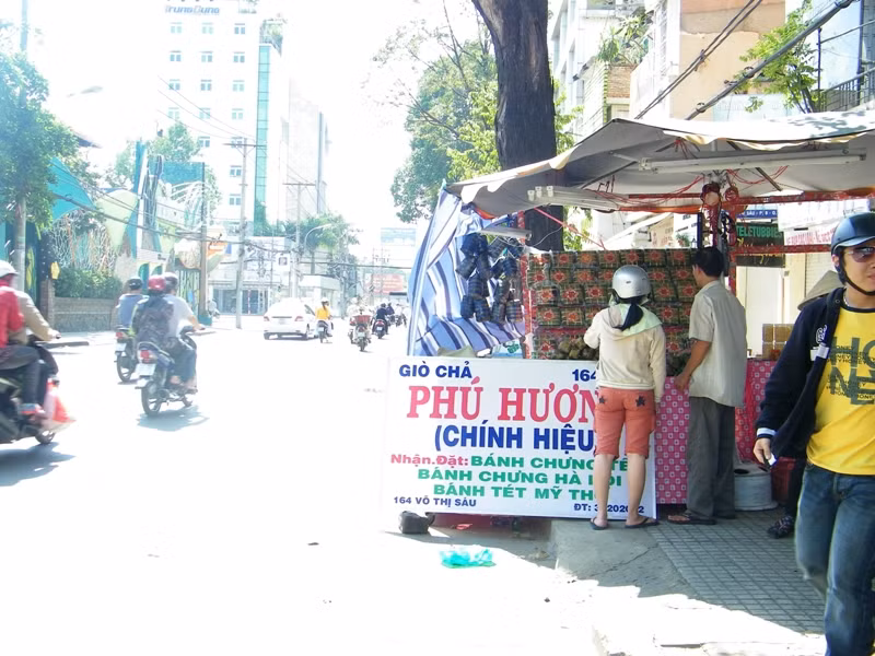 Vội vã mua bánh chưng về kịp cúng tổ tiên trước giờ giao thừa… Vội vã mua bánh chưng về kịp cúng tổ tiên trước giờ giao thừa…