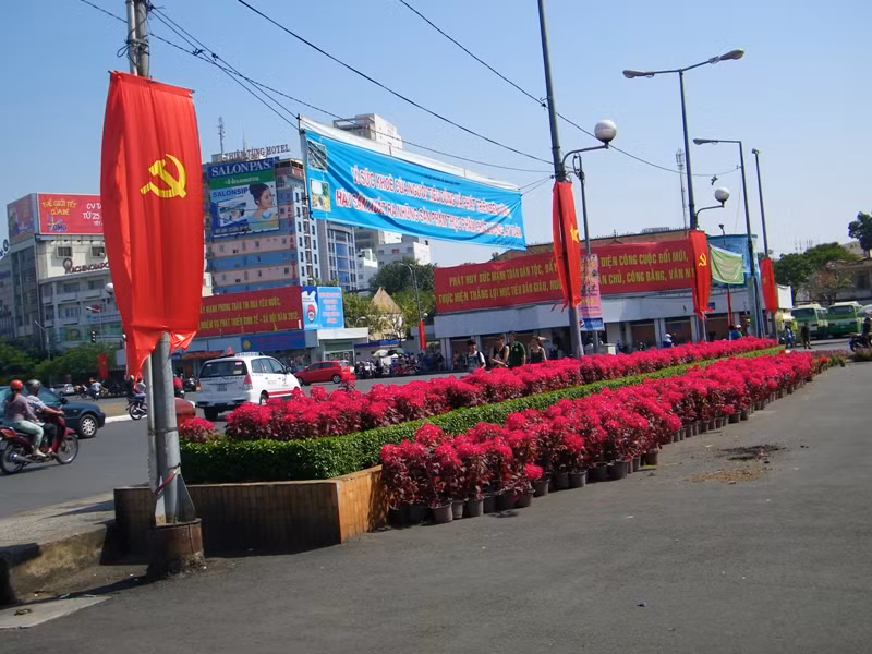 Cờ, hoa, nắng ngập tràn TP.HCM. Cờ, hoa, nắng ngập tràn TP.HCM.