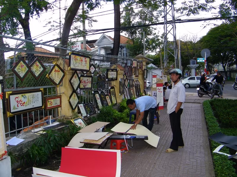 So với hai nơi “cho chữ” Nhà Văn hoá Thanh niên và Cung Văn hoá Lao động thì góc phố “ông đồ” ở đường Trương Định đìu hiu đến nao lòng. So với hai nơi “cho chữ” Nhà Văn hoá Thanh niên và Cung Văn hoá Lao động thì góc phố “ông đồ” ở đường Trương Định đìu hiu đến nao lòng.