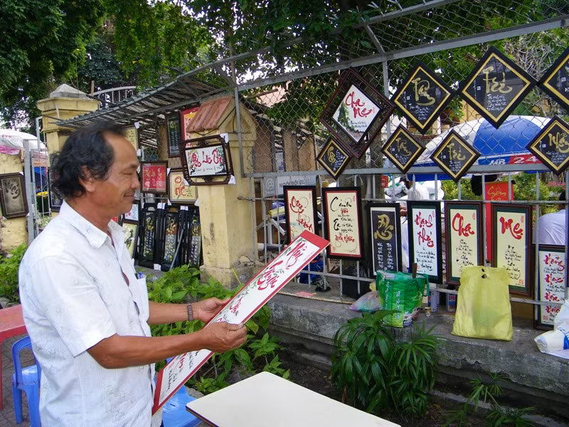 Nét yêu đời rất…nghệ sĩ của “ông đồ” Đào Phương. Đã 7 mùa xuân trôi qua, ông ngồi nơi góc phố nhiều kỷ niệm này. Nét yêu đời rất…nghệ sĩ của “ông đồ” Đào Phương. Đã 7 mùa xuân trôi qua, ông ngồi nơi góc phố nhiều kỷ niệm này.