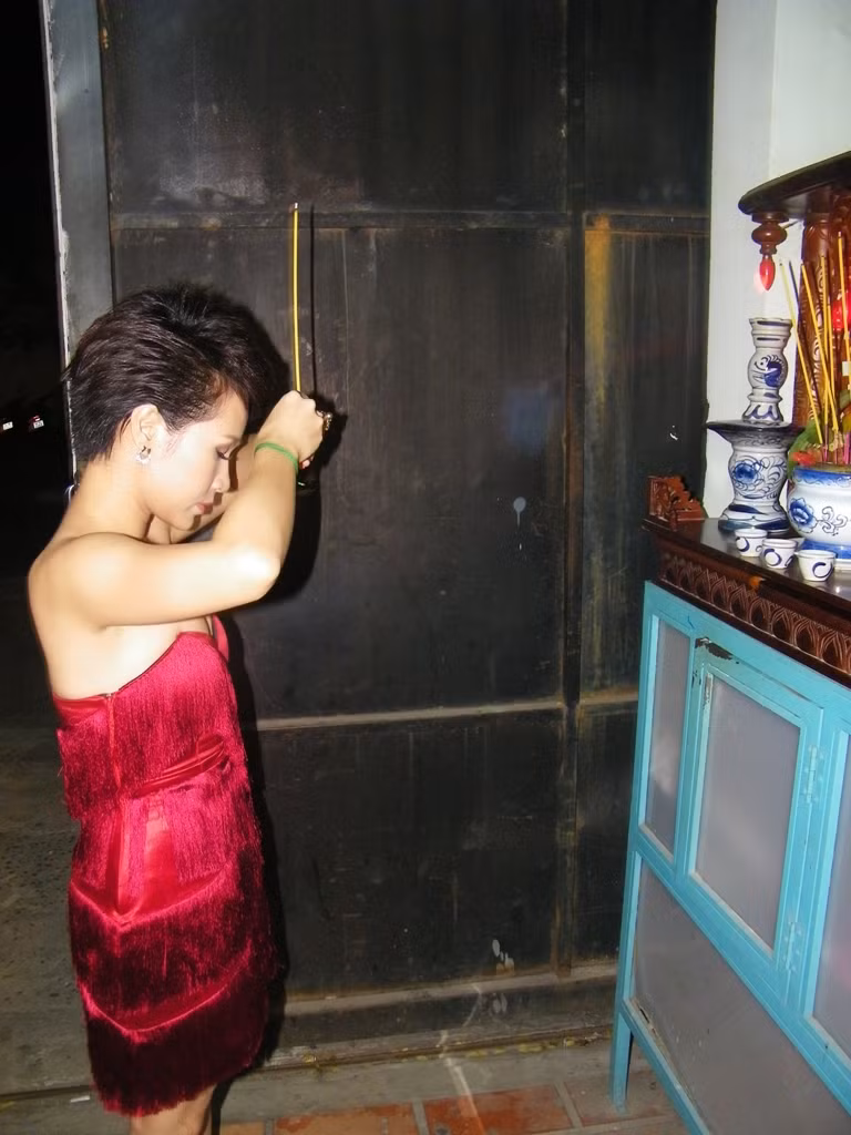 Rồi hướng vào khấn vái trước bàn thờ tổ nghiệp. Rồi hướng vào khấn vái trước bàn thờ tổ nghiệp.