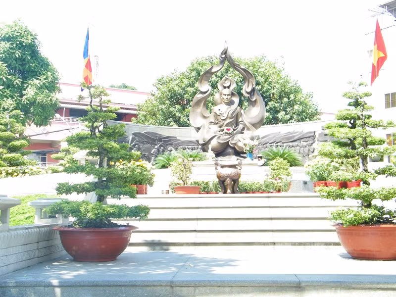 Tượng đài Bồ tát Thích Quảng Đức sừng sững dưới ánh nắng ngày cuối năm. Tượng đài Bồ tát Thích Quảng Đức sừng sững dưới ánh nắng ngày cuối năm.