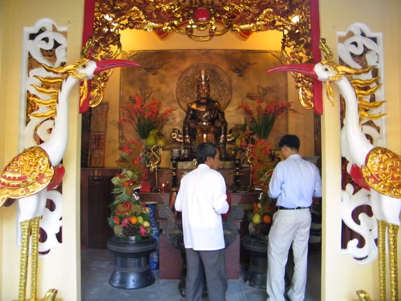 Trong ngày xuân, nhiều người dân đã đến thắp hương tưởng nhớ vua Hùng.