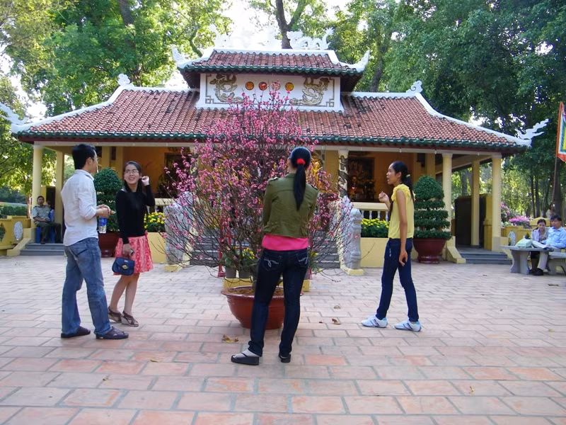 Nam thanh, nữ tú bên gốc đào trước đền thờ vua Hùng và Bác.