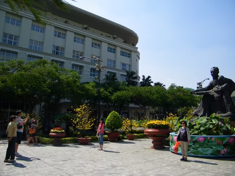 Rất nhiều du khách nước ngoài đến chụp hình lưu niệm tại tượng đài Bác, dưới cái nắng chói chang. Rất nhiều du khách nước ngoài đến chụp hình lưu niệm tại tượng đài Bác, dưới cái nắng chói chang.