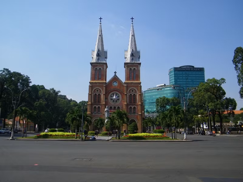 Nhà thờ Đức Bà uy nghiêm dưới ánh nắng rực rỡ ngày xuân. Nhà thờ Đức Bà uy nghiêm dưới ánh nắng rực rỡ ngày xuân.