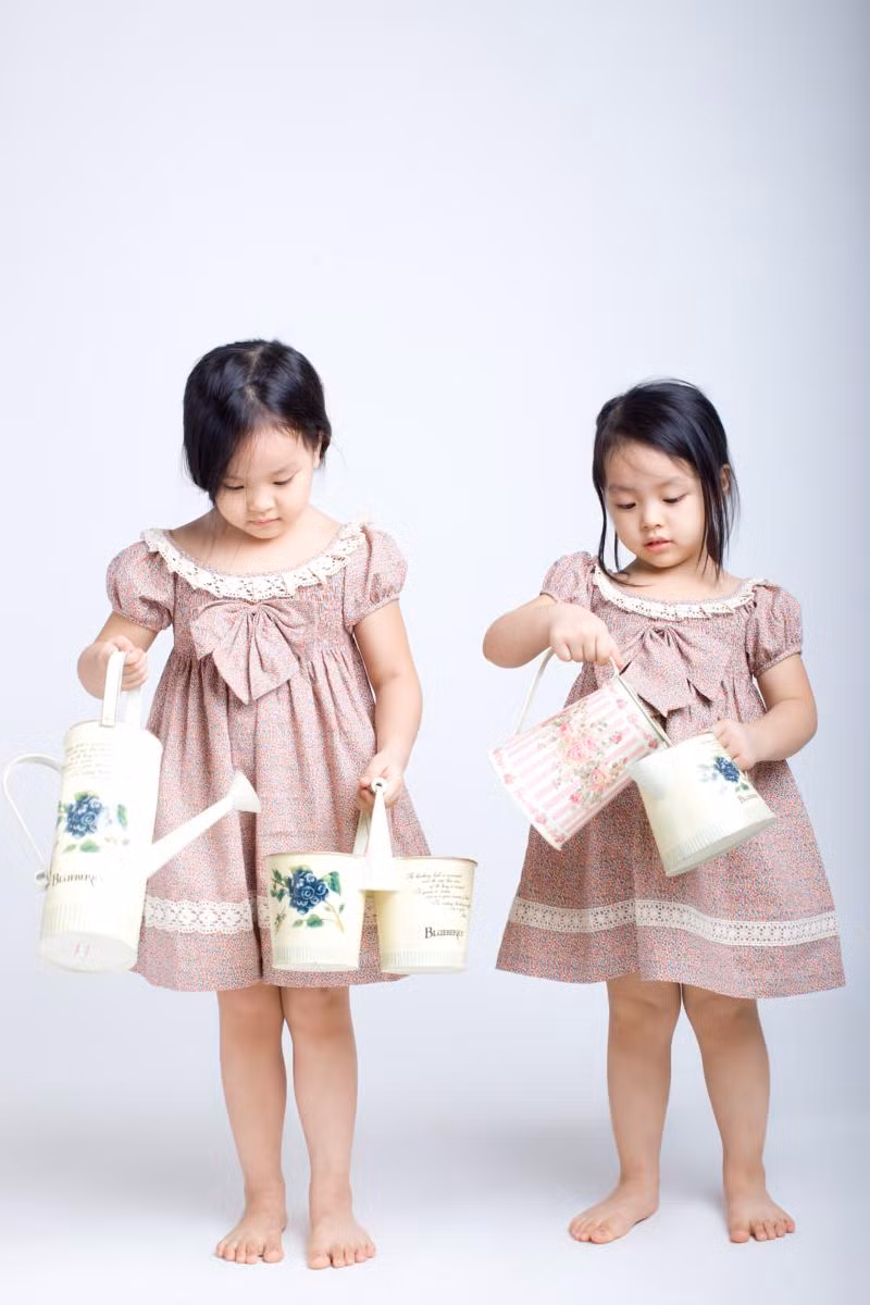 Còn nhạc sĩ Minh Khang dạy hai “công chúa” tính tự lập.