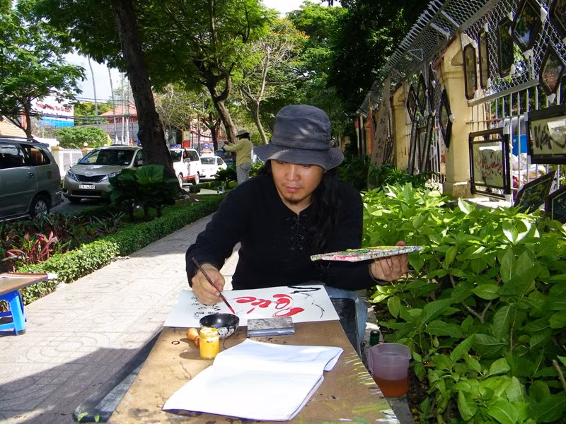 Ông đồ” trẻ Nguyễn Hải. Tuy ít tuổi nhất tại đây, nhưng Hải cũng đã có thâm niên ‘bám trụ” góc phố này được 6 mùa xuân. Ông đồ” trẻ Nguyễn Hải. Tuy ít tuổi nhất tại đây, nhưng Hải cũng đã có thâm niên ‘bám trụ” góc phố này được 6 mùa xuân.