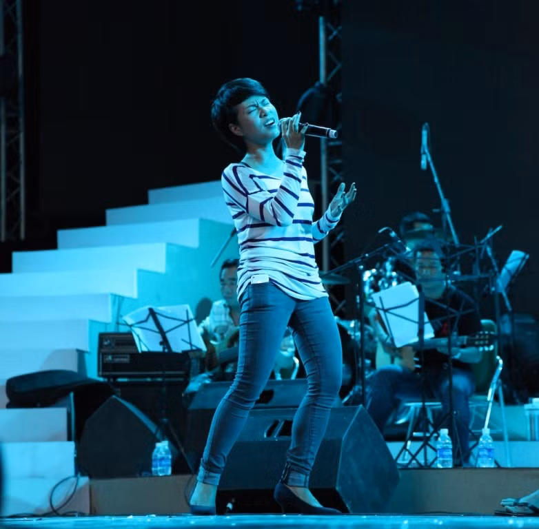 Tuy là một buổi tập luyện nhưng thần tượng âm nhạc Việt Nam 2010 rất “máu lửa” với ca khúc Người hát tình ca (sáng tác: Lưu Thiên Hương), đang dẫn đầu bảng. Tuy là một buổi tập luyện nhưng thần tượng âm nhạc Việt Nam 2010 rất “máu lửa” với ca khúc Người hát tình ca (sáng tác: Lưu Thiên Hương), đang dẫn đầu bảng.