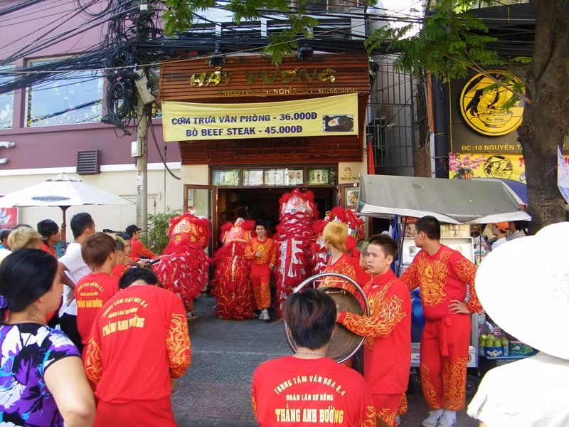 Thời tiết nắng ấm tại TP.HCM hôm nay thuận lợi cho nhiều hoạt động văn hoá sôi động. Trong ảnh: Múa lân mừng tất niên tại một cửa hiệu trên đường Nguyễn Thị Nghĩa (Q1). Thời tiết nắng ấm tại TP.HCM hôm nay thuận lợi cho nhiều hoạt động văn hoá sôi động. Trong ảnh: Múa lân mừng tất niên tại một cửa hiệu trên đường Nguyễn Thị Nghĩa (Q1).