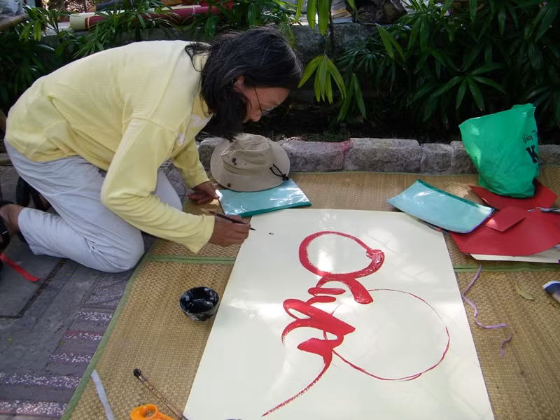 Anh Bùi Hiến buồn rầu: “Năm sau có lẽ chú không còn thấy tôi nữa đâu. Cuộc sống vội vã của thành phố đã làm người ta lãng quên chúng tôi, ít người “xin chữ” nữa. Khách đã vắng hẳn từ 3 tết gần đây, mỗi năm càng vắng hơn. Anh em viết thư pháp cũng dần tản mác hết, giờ chỉ còn 5 người ngồi tại góc đường này. Tôi đã cố giữ nét văn hoá này nhưng lực bất tòng tâm rồi chú à”. Anh Bùi Hiến buồn rầu: “Năm sau có lẽ chú không còn thấy tôi nữa đâu. Cuộc sống vội vã của thành phố đã làm người ta lãng quên chúng tôi, ít người “xin chữ” nữa. Khách đã vắng hẳn từ 3 tết gần đây, mỗi năm càng vắng hơn. Anh em viết thư pháp cũng dần tản mác hết, giờ chỉ còn 5 người ngồi tại góc đường này. Tôi đã cố giữ nét văn hoá này nhưng lực bất tòng tâm rồi chú à”.