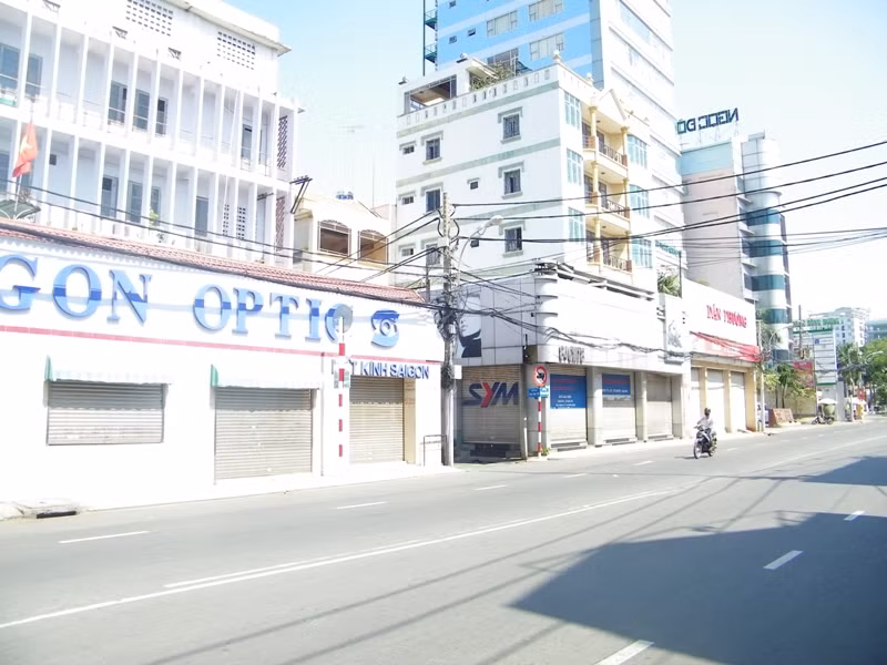 Những cửa hiệu đã đóng cửa nghỉ vào trưa nay. Ảnh chụp trên con đường Cách Mạng Tháng 8 Những cửa hiệu đã đóng cửa nghỉ vào trưa nay. Ảnh chụp trên con đường Cách Mạng Tháng 8