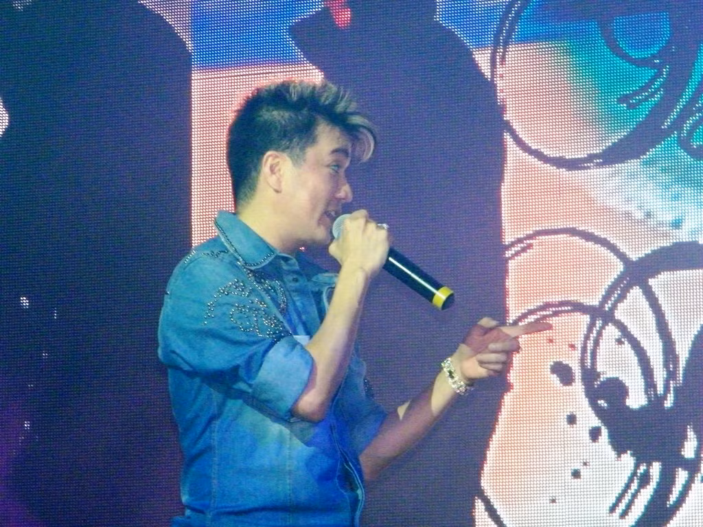Đúng như nhiều người nhận xét: “Bài hát dù cũ, có tuổi đời hàng chục năm, nhưng qua giọng hát Mr Đàm đều trở nên mới mẻ và có sự hấp dẫn riêng, không lẫn với bất kỳ ca sĩ nào hay đi theo lối mòn nào”. Đúng như nhiều người nhận xét: “Bài hát dù cũ, có tuổi đời hàng chục năm, nhưng qua giọng hát Mr Đàm đều trở nên mới mẻ và có sự hấp dẫn riêng, không lẫn với bất kỳ ca sĩ nào hay đi theo lối mòn nào”.