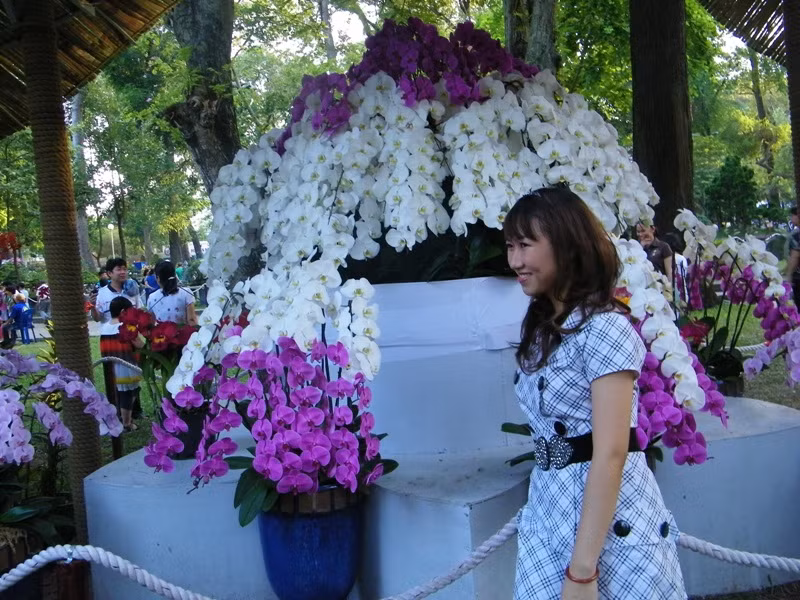 Nhiều bạn trẻ, đã chụp hình lưu niệm tại Hội hoa xuân Tao Đàn.