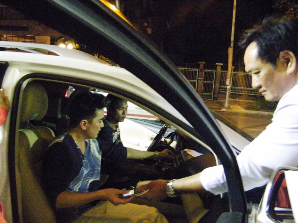 Người trợ lý vội vàng trao cho Mr Đàm chiếc điện thoại.
