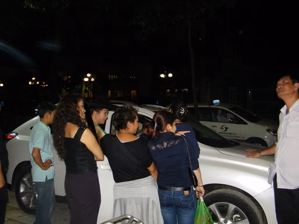 Nhưng một nhóm khán giả đã kịp phát hiện ra Mr Đàm kéo anh nán lại.