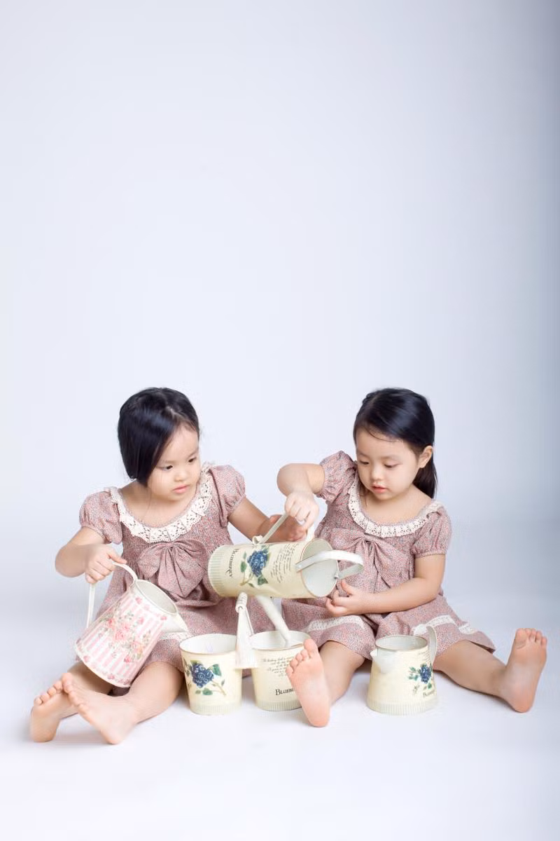 Trong khi cô em Gia An (bên phải) khá đằm thắm giống mẹ.