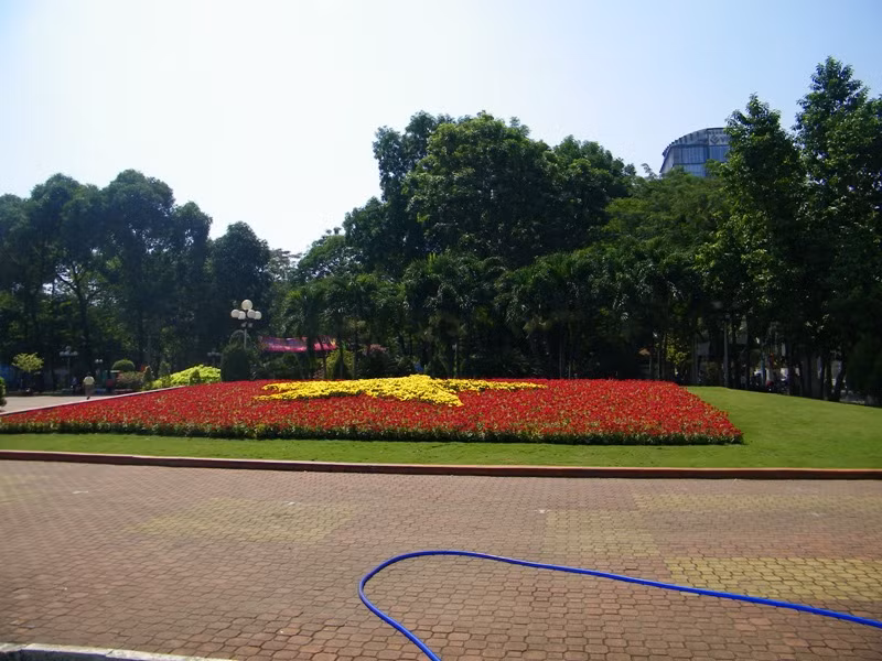 Sắc đỏ tươi vui tại công viên 23 tháng 9. Sắc đỏ tươi vui tại công viên 23 tháng 9.