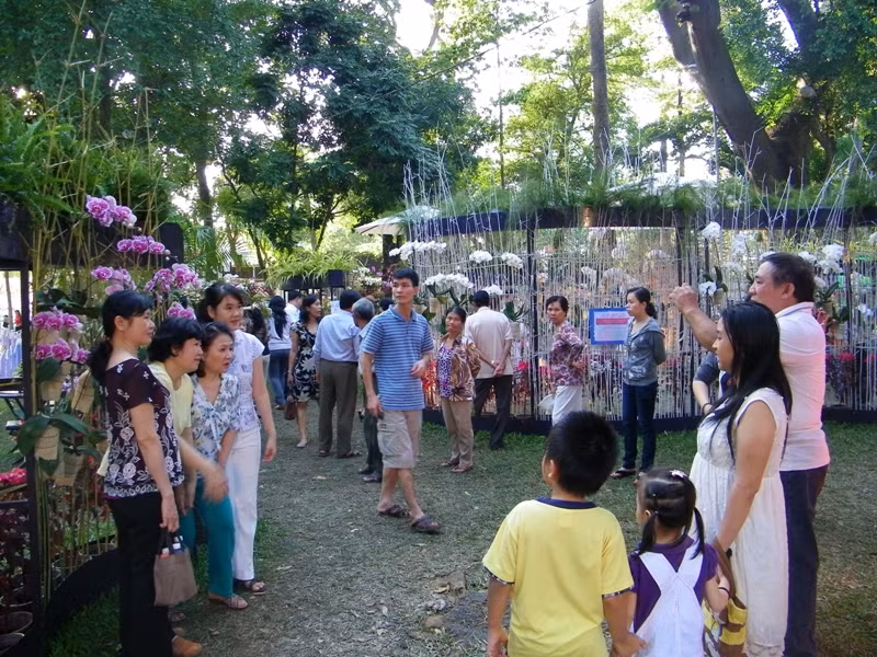 Và cả gia đình cùng “tạo dáng” trước ống kính, giữa vườn hoa xuân.