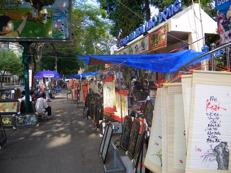 Những quầy thư pháp ở Cung Văn hoá Lao động cũng không nằm ngoài cảnh "ông đồ đông hơn khách". Những quầy thư pháp ở Cung Văn hoá Lao động cũng không nằm ngoài cảnh "ông đồ đông hơn khách".