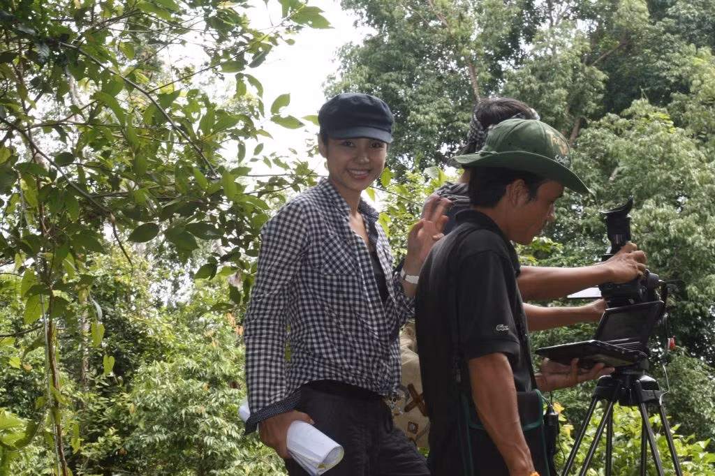 "Đạo diễn" Việt Trinh đang ở phim trường. Phim Trở về là bộ phim đầu tay của chị, trong vai trò đạo diễn. 31 tập phim sẽ thấp thoáng về những ngày tháng thăng trầm của cuộc đời chị. "Đạo diễn" Việt Trinh đang ở phim trường. Phim Trở về là bộ phim đầu tay của chị, trong vai trò đạo diễn. 31 tập phim sẽ thấp thoáng về những ngày tháng thăng trầm của cuộc đời chị.