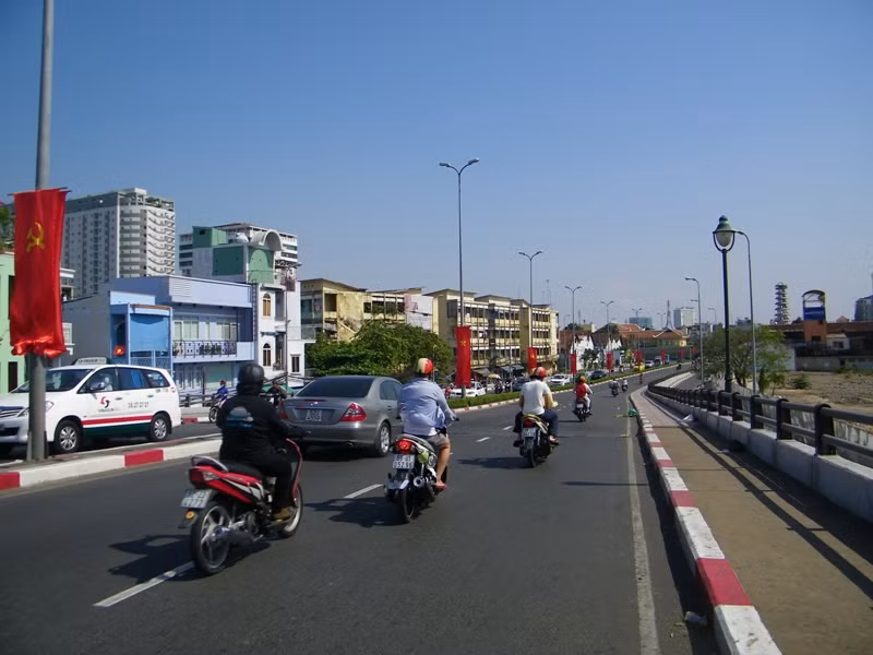 Cầu Muối hiện đại nối liền Quận 1 và Quận 4, sạch sẽ, rực rỡ cờ, hoa và nắng. Cầu Muối hiện đại nối liền Quận 1 và Quận 4, sạch sẽ, rực rỡ cờ, hoa và nắng.
