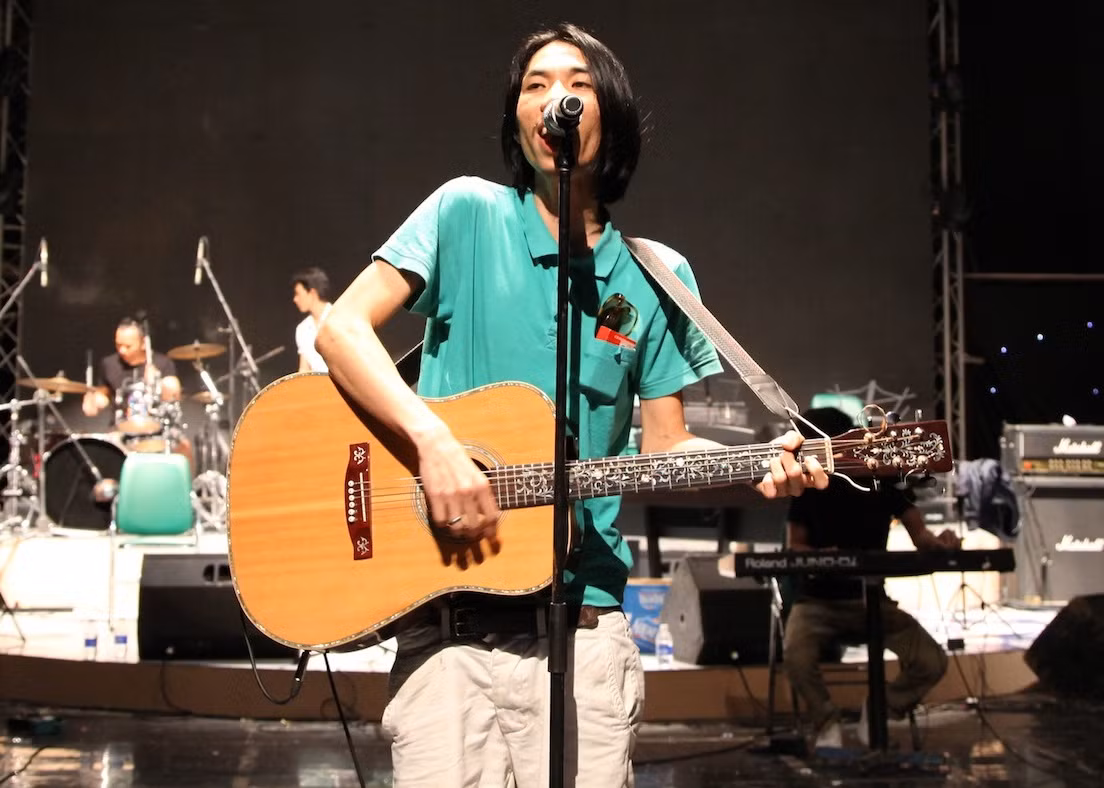 Nhóm Quái vật tí hon mang đến cho “bữa tiệc âm nhạc” bằng tiết mục rock hừng hực “lửa”, do chính nhóm sáng tác mang tên Vì đời. Nhóm Quái vật tí hon mang đến cho “bữa tiệc âm nhạc” bằng tiết mục rock hừng hực “lửa”, do chính nhóm sáng tác mang tên Vì đời.