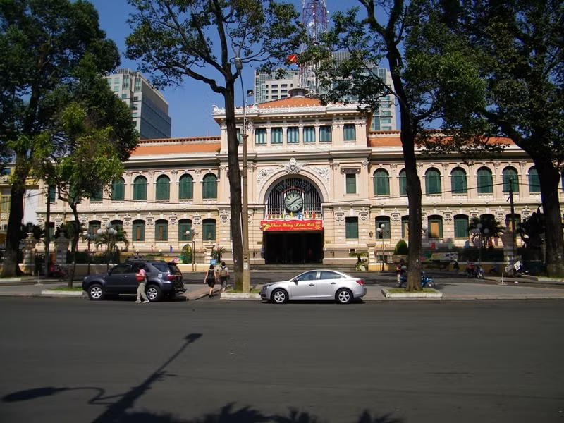 Bưu điện TP.HCM vắng vẻ những bước chân. Bưu điện TP.HCM vắng vẻ những bước chân.