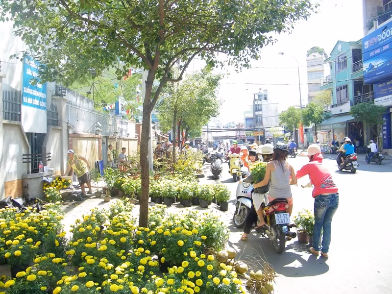 Mua hoa trang tri nhà cửa trong ngày cuối cùng của năm cũ, dưới ánh năng xuân chói chang… Mua hoa trang tri nhà cửa trong ngày cuối cùng của năm cũ, dưới ánh năng xuân chói chang…