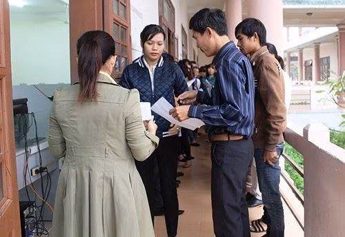 Việc thi tuyển cả ngàn giáo viên đòi hỏi các địa phương phải có cơ sở "hậu cần" tốt, nguồn nhân lực kinh nghiệm trong việc ra đề, chấm thi... (trong ảnh: kiểm tra thông tin thí sinh tại một cuộc thi viên chức ở Quảng Nam/AP)