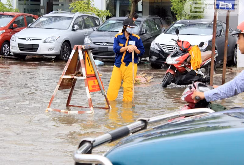 Lực lượng công nhân thoát nước bó tay vì nước quá nhiều không thể thoát nhanh Lực lượng công nhân thoát nước bó tay vì nước quá nhiều không thể thoát nhanh