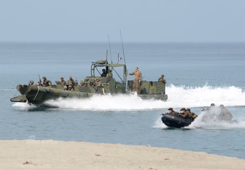 Ngày 9 tháng 5 năm 2014, Mỹ và Philippines tiến hành tập trận đổ bộ ở Biển Đông (nguồn mạng quân sự sina Trung Quốc)
