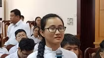 Nữ sinh Phạm Song Toàn bật khóc khi đề cập đến giáo viên "không nói gì" trong lớp (ảnh: P.L) Nữ sinh Phạm Song Toàn bật khóc khi đề cập đến giáo viên "không nói gì" trong lớp (ảnh: P.L)
