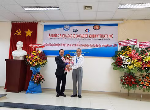 Giáo sư Trần Hồng Quân trao quyết định cho Phó Giáo sư Vũ Quang Huy (ảnh: P.L)