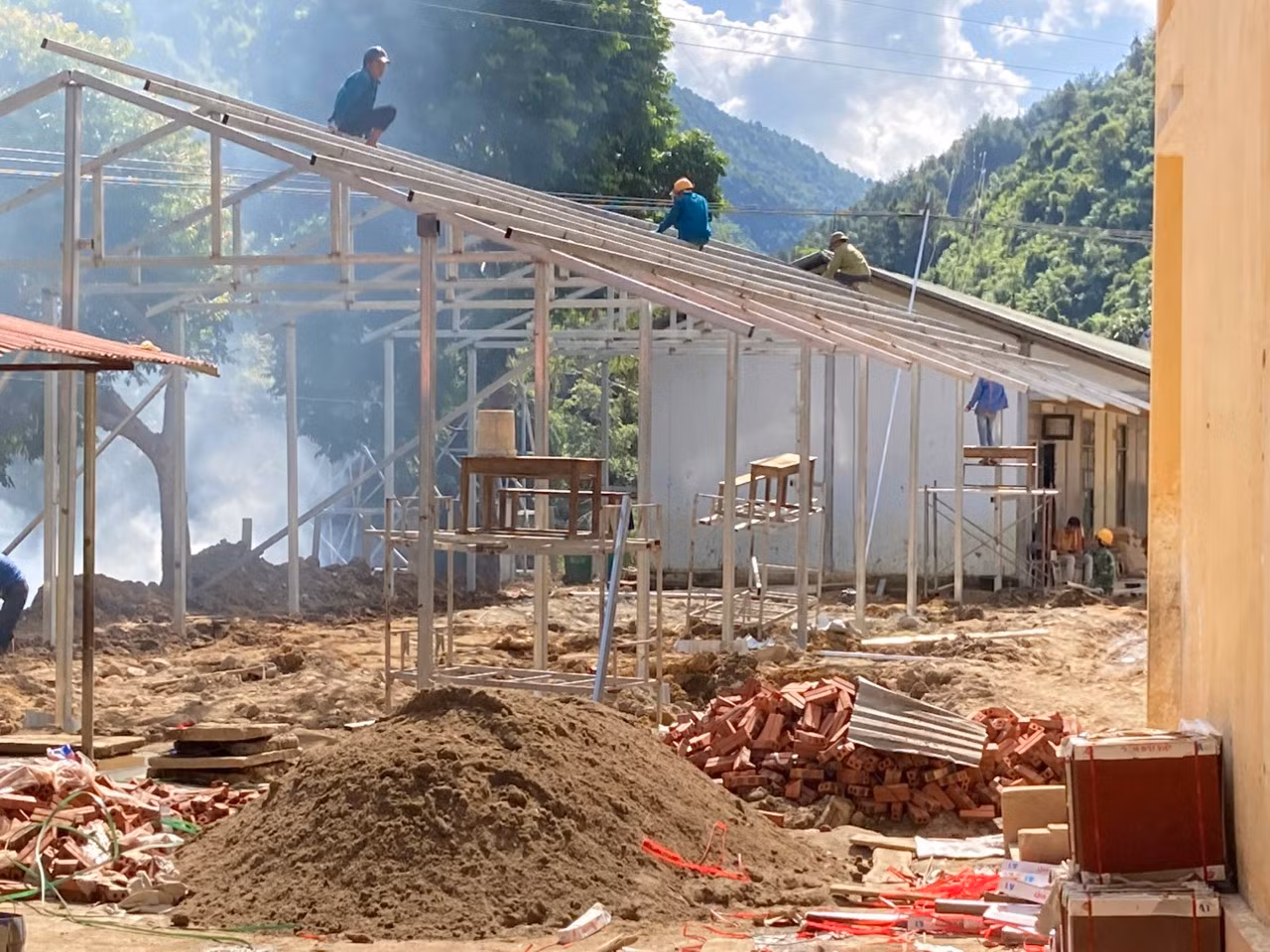 Dãy nhà học tạm đến ngày 21/8 đã hoàn thành phần mái. (Ảnh: Nhà trường cung cấp) Dãy nhà học tạm đến ngày 21/8 đã hoàn thành phần mái. (Ảnh: Nhà trường cung cấp)