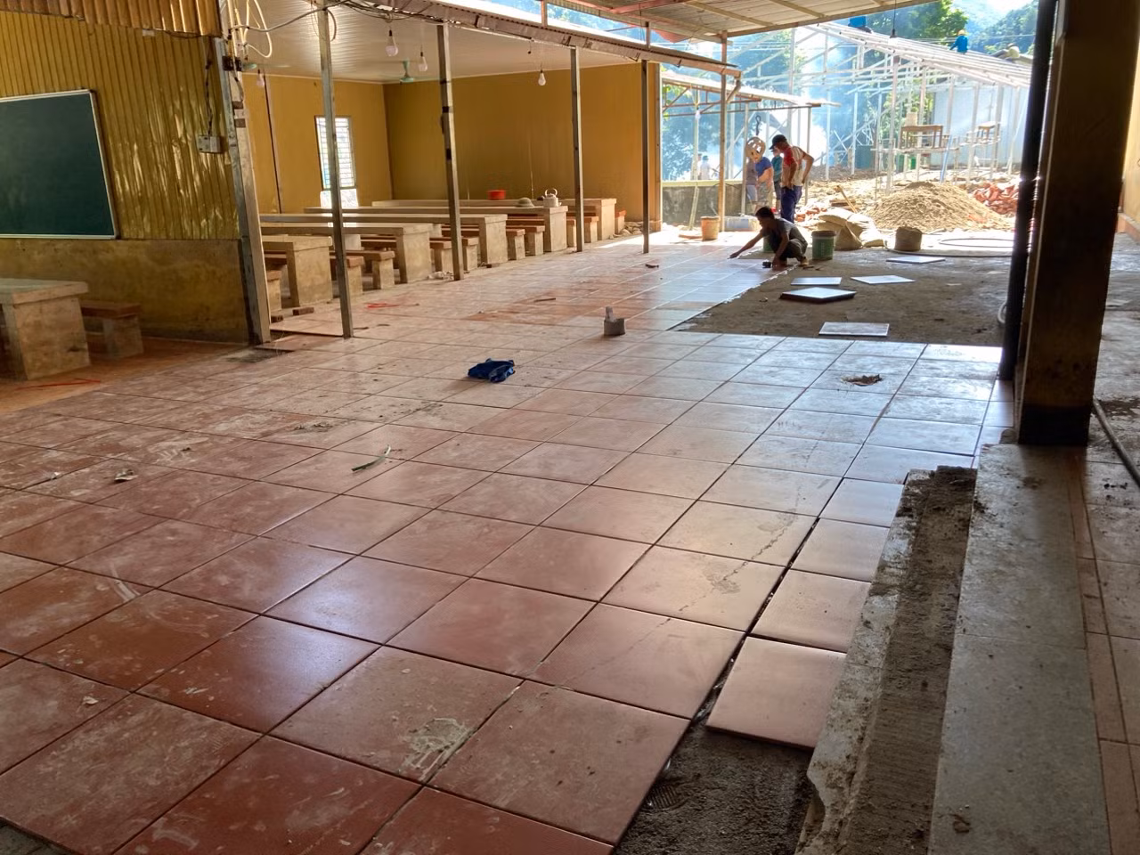 Nhà trường lát nền gạch mới. (Ảnh: Nhà trường cung cấp) Nhà trường lát nền gạch mới. (Ảnh: Nhà trường cung cấp)