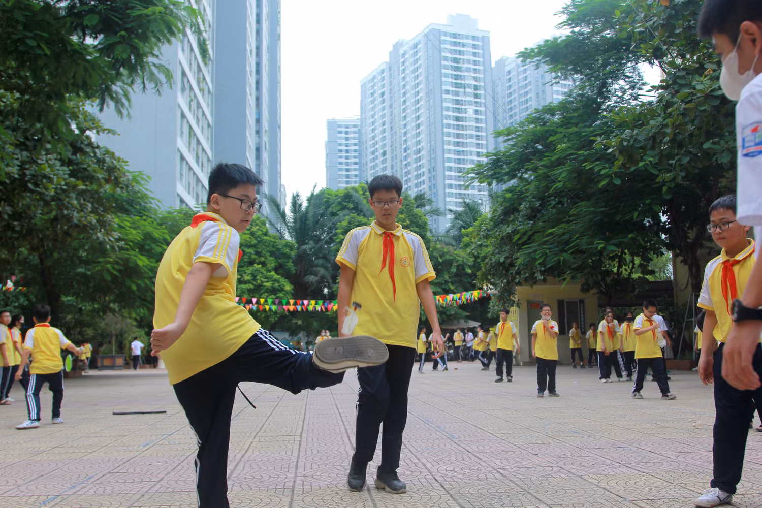 Giờ ra chơi của các em học sinh trường Trung học cơ sở Mai Động. (Ảnh: NP)