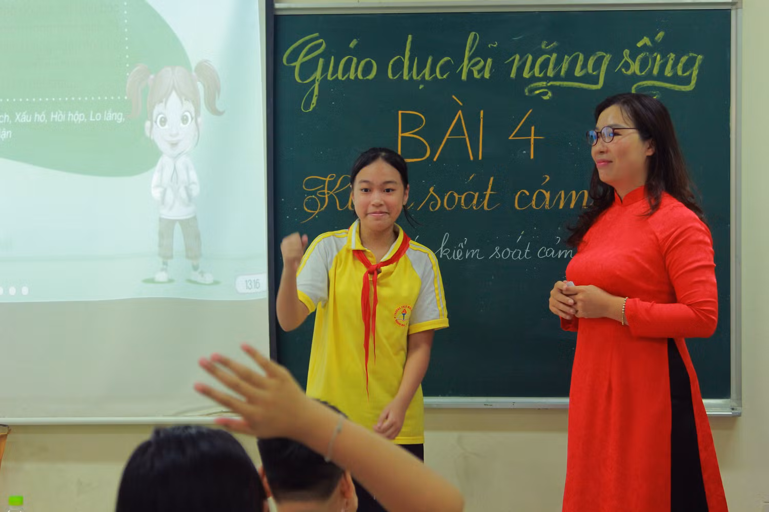 Em Đỗ Hương Giang miêu tả cảm xúc tức giận bằng biểu cảm khuôn mặt để các bạn đoán câu trả lời. (Ảnh: NP)