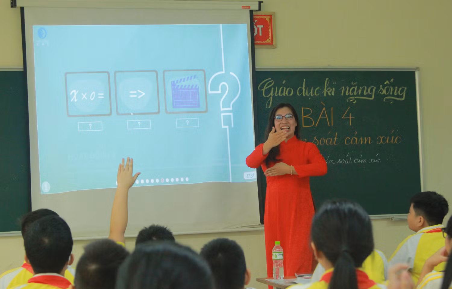 Cô Phương giới thiệu câu hỏi trong mục "Đuổi hình bắt chữ" với hình ảnh. (Ảnh: NP)