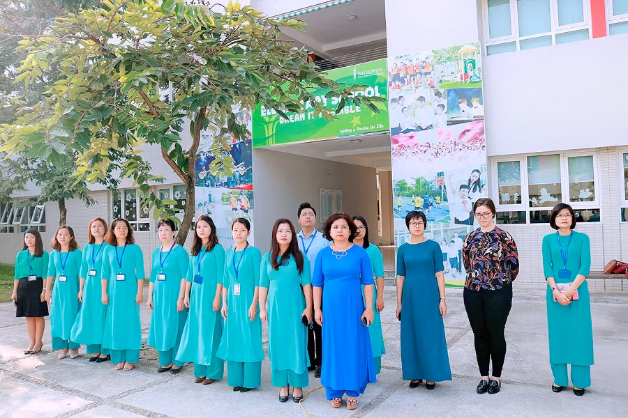 8h sáng, Thạc sĩ Lê Tuệ Minh - Tổng hiệu trưởng, Chủ tịch điều hành hệ thống trường song ngữ liên cấp Wellspring Hà Nội cùng các thầy cô giáo tưởng nhớ tới Chủ tịch nước Trần Đại Quang.