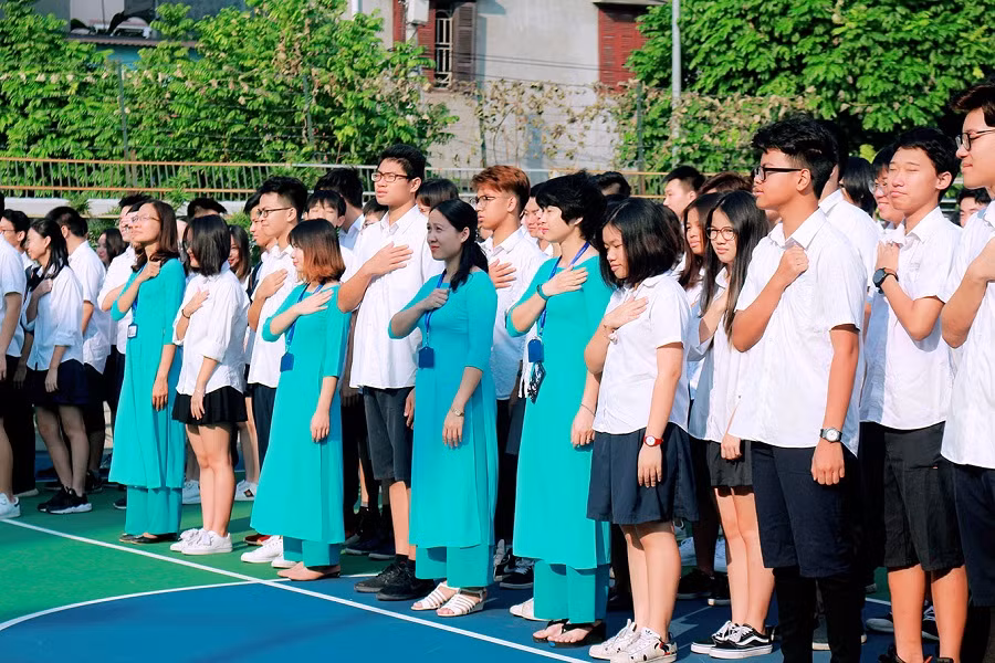 Sau giờ chào cờ thứ 2 đầu tuần của tháng 10 là thời khắc tưởng nhớ tới Chủ tịch nước - người luôn quan tâm tới các cháu học sinh.