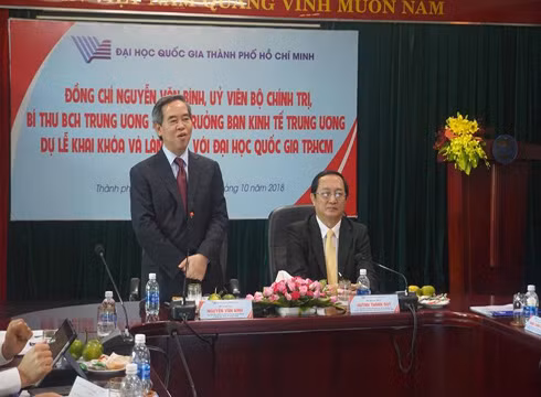 Ông Nguyễn Văn Bình (đứng) làm việc với cán bộ chủ chốt Đại học Quốc gia Thành phố Hồ Chí Minh (ảnh: P.L) Ông Nguyễn Văn Bình (đứng) làm việc với cán bộ chủ chốt Đại học Quốc gia Thành phố Hồ Chí Minh (ảnh: P.L)