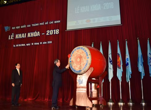 Trưởng ban Kinh tế trung ương Nguyễn Văn Bình đánh trống ở lễ khai khóa năm 2018 (ảnh: P.L) Trưởng ban Kinh tế trung ương Nguyễn Văn Bình đánh trống ở lễ khai khóa năm 2018 (ảnh: P.L)