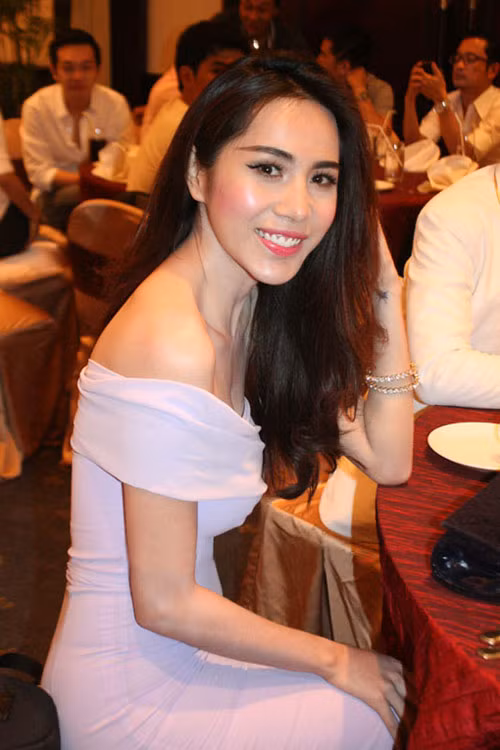 Thủy Tiên có vóc dáng gầy, mỏng nhưng xương quai xanh không quá trơ, nhìn tổng thể vai của cô vẫn đầy, mong manh và hao gầy