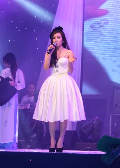 Ca sĩ Vy Oanh phối hai gam màu cơ bản là trắng - đen, tạo nên nét thanh lịch và sang trọng cho bộ trang phục.