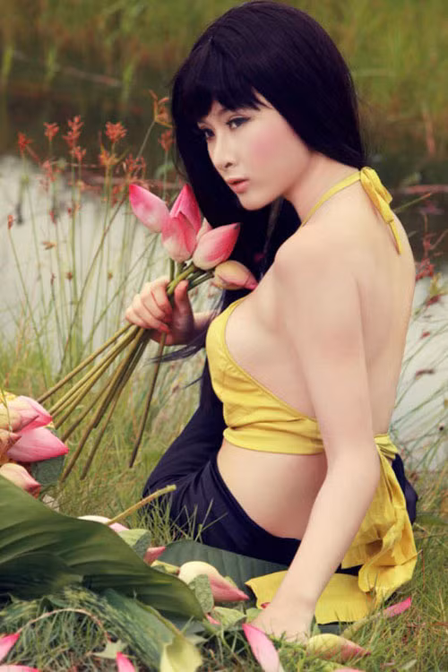Angella Phương Trinh sở hữu đường nét vừa mỏng manh, vừa trẻ trung căng tràn sức sống của tuổi 19
