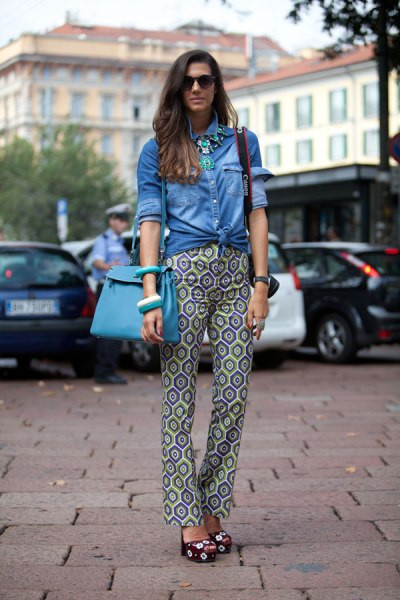 Quần họa tiết và áo sơ mi denim - một sự kết hợp vô cùng độc đáo và mới mẻ. Quần họa tiết và áo sơ mi denim - một sự kết hợp vô cùng độc đáo và mới mẻ.