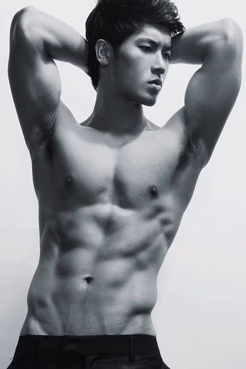 Trương Nam Thành của Việt Nam cũng sở hữu cơ bụng 6 múi ấn tượng