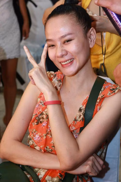 Gương mặt của người mẫu Dương Yến Ngọc cũng xuất hiện những vết mụn đỏ li ti Gương mặt của người mẫu Dương Yến Ngọc cũng xuất hiện những vết mụn đỏ li ti