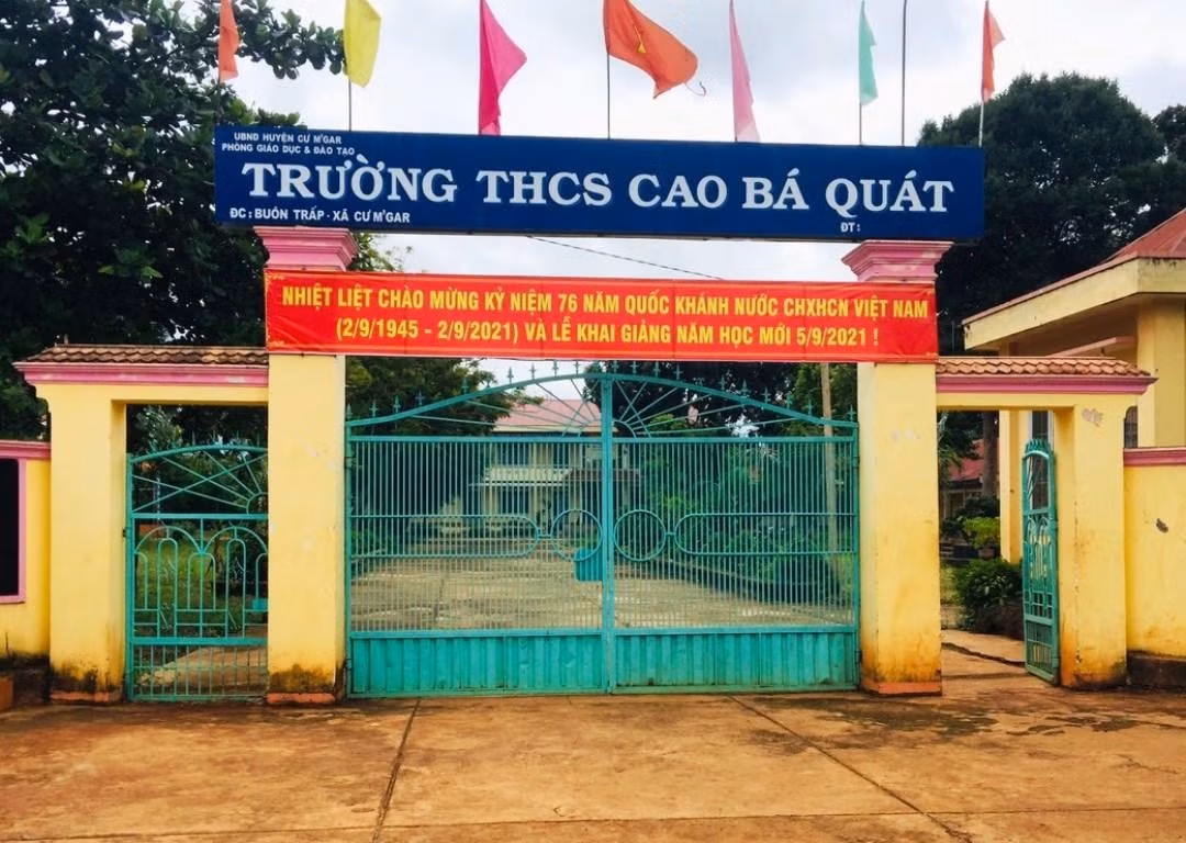 Phó Hiệu trưởng Trường trung học cơ sở Cao Bá Quát được phân công ký duyệt lương cho cán bộ, giáo viên nhà trường. Ảnh: MT